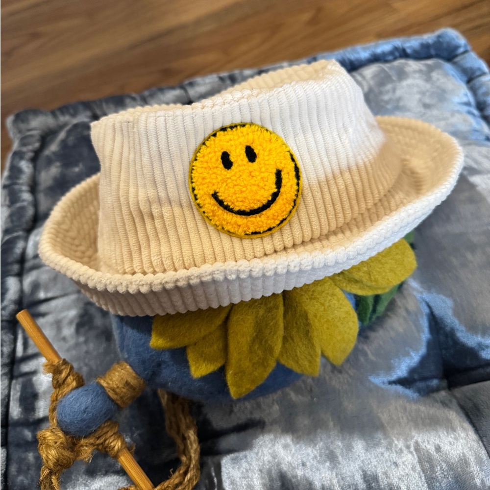 Ribbed Bucket Hat with Smiley Face